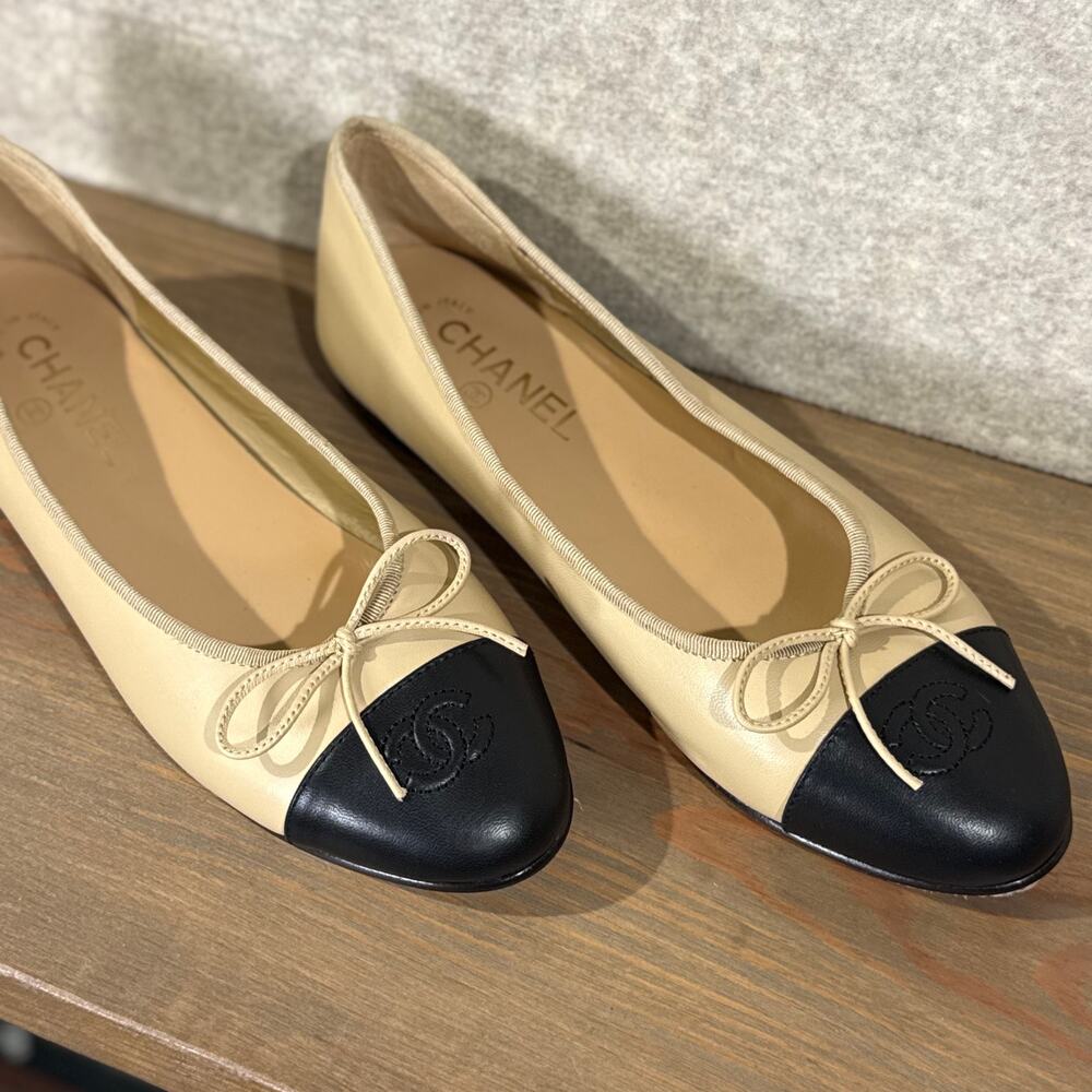 CHANEL - Beige Black Lambskin Leather Ballet Flats Womens - EU 41C - 10/10.5
